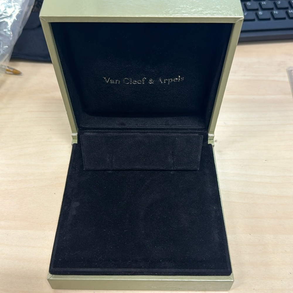 Copy Van Cleef & Arpel Magic Earring Box